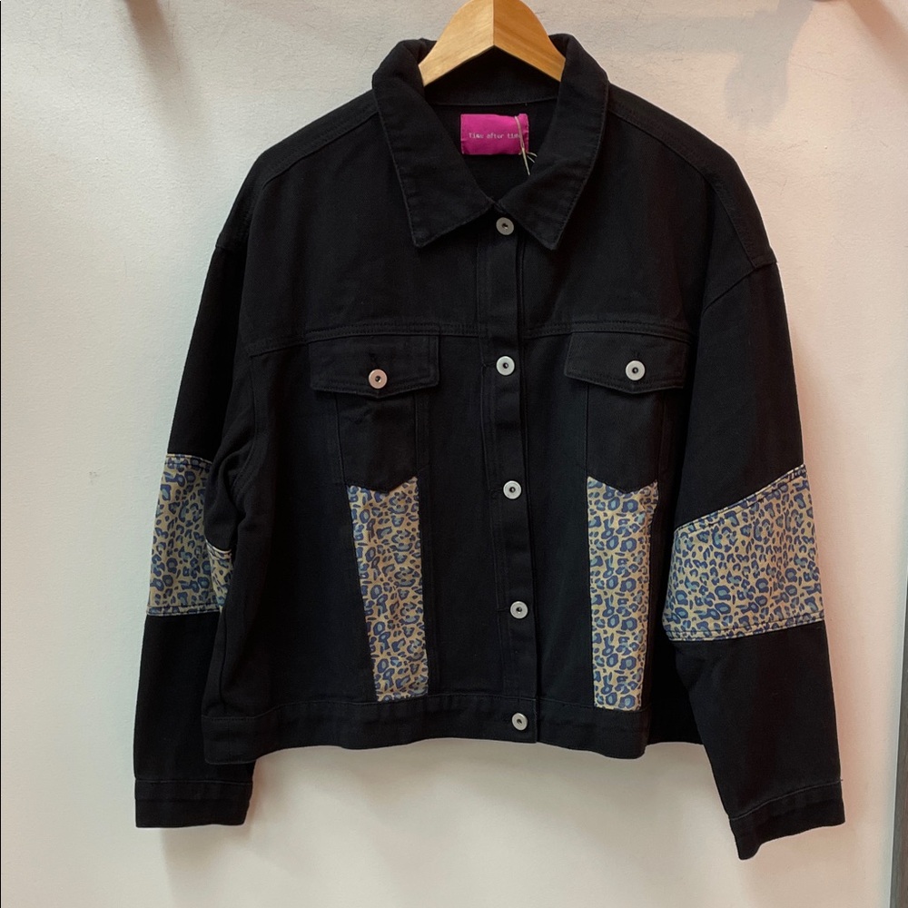 Trendy Black Denim Jacket with Leopard Print